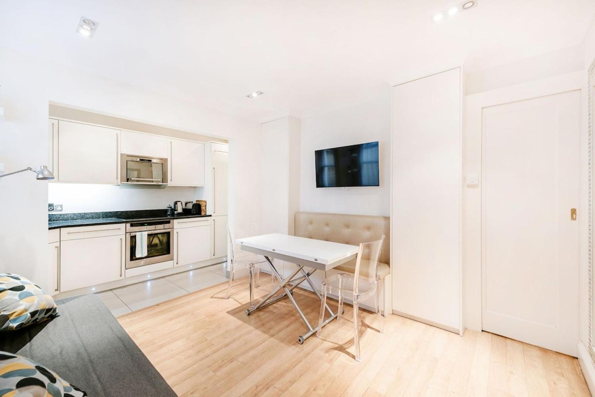 Charming Central 1 Bed Flat - Sleeps 4 *